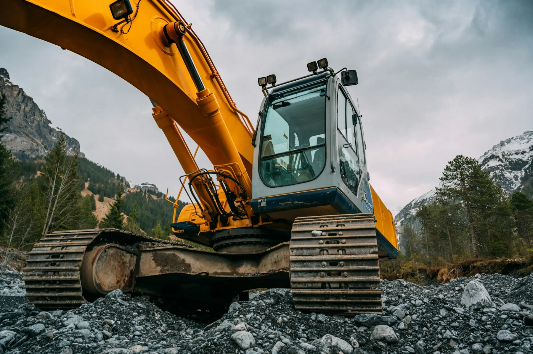 Excavadora Komatsu en obra — Grupo ConstruMarket